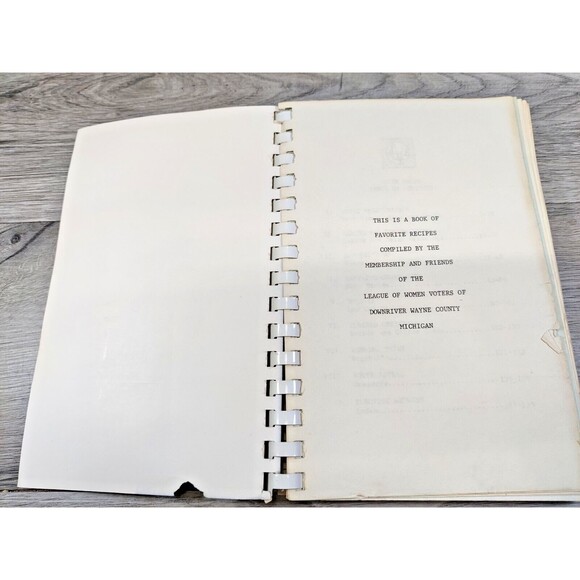 VINTAGE League of Women Voters Cookbook-"Major League Hits" Wayne County, MI - Picture 3 of 7